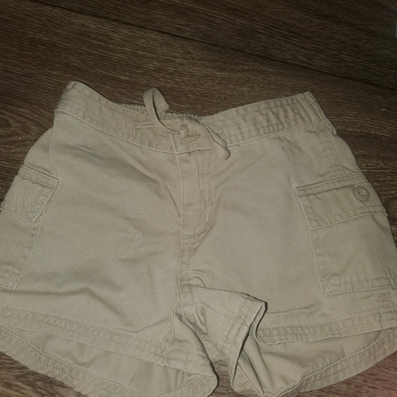 Kaki shorts - Picture 1 of 3